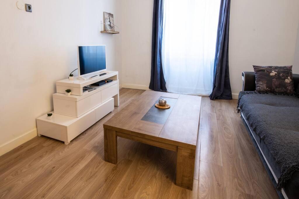 Appart Cosy,Calme A 2 Pas Du Centre De Montbrison Exterior foto
